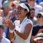 Petenis Filipina, Alexandra Eala, merayakan kemenangan atas petenis Polandia, Iga Świątek, pada babak ketiga tunggal putri The Championships, Wimbledon di London, Sabtu (4/7/2026).AP Photo/Maja Smiejkowska