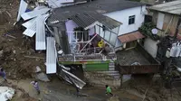 Tempat tinggal yang rusak terlihat setelah tanah longsor di Petropolis, Brasil, Rabu (16/2/2022). Pihak berwenang melaporkan, Hujan yang sangat deras memicu tanah longsor dan banjir di wilayah pegunungan di negara bagian Rio de Janeiro, menewaskan banyak orang. (AP Photo/Silvia Izquierdo)