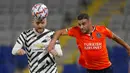 Pemain Istanbul Basaksehir, Aziz Behich, berebut bola dengan pemain Manchester United, Luke Shaw, pada laga Liga Champions di Stadion Fatih Terim, Kamis (5/11/2021). MU takluk dengan skor 2-1. (AP Photo)