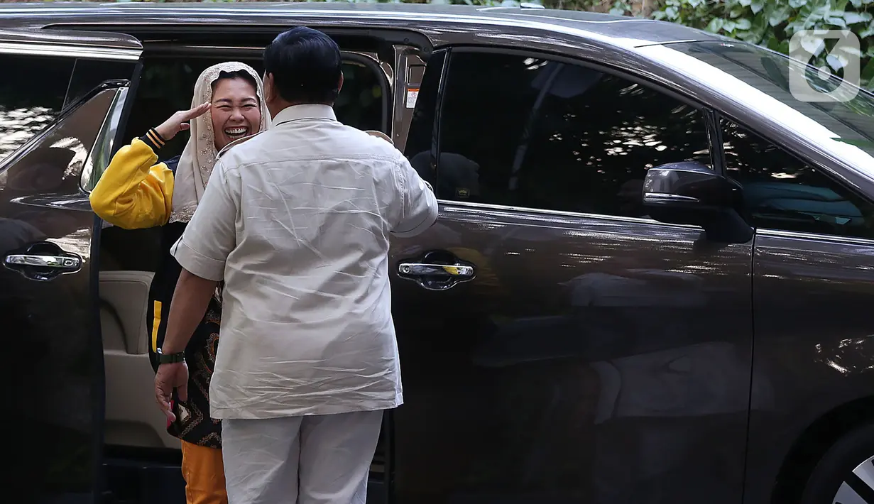 Tiba di Jalan Kertanegara 4 sekitar pukul 17.07 WIB, Yenny Wahid dan Ketua Umum DPP Partai Gerindra Prabowo Subianto terlihat saling memberi salam hormat. (Liputan6.com/Johan Tallo)