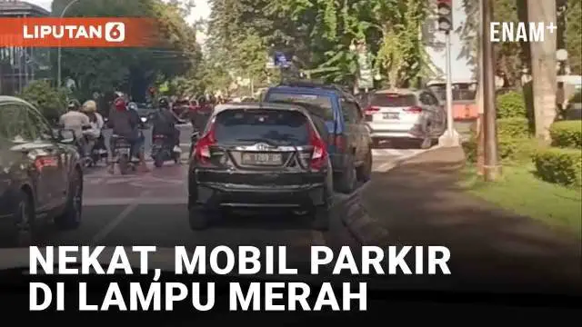 Pemandangan tidak wajar disebut terjadi di lampu merah mandiri Kota Medan. Perekam mendapati mobil-mobil parkir di bahu jalan. Momen tersebut viral hingga membuat warganet merasa jengkel.