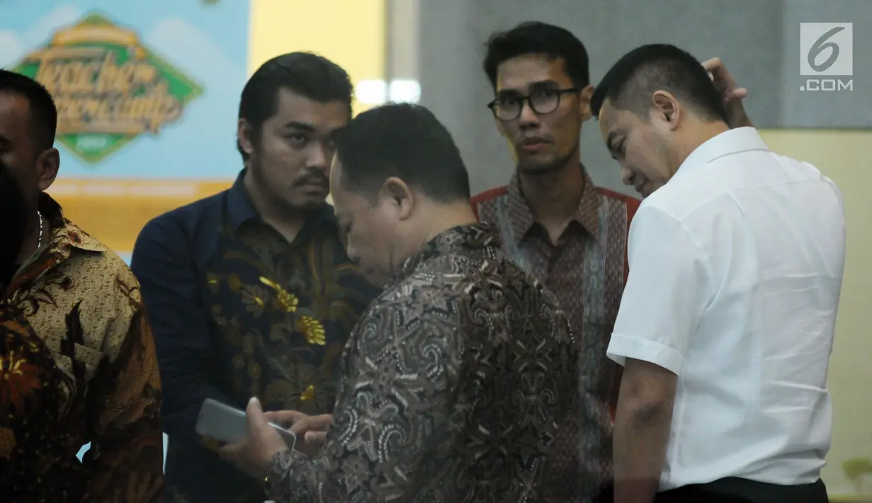 Anggota Komisi I DPR dari Fraksi Golkar, Fayakhun Andriadi (kanan) usai diperiksa di gedung KPK, Jakarta, Selasa (10/10). Fayakhun diperiksa sebagai saksi dalam kasus dugaan suap pengadaan satelit monitoring di Bakamla. (Liputan6.com/Helmi Fithriansyah)