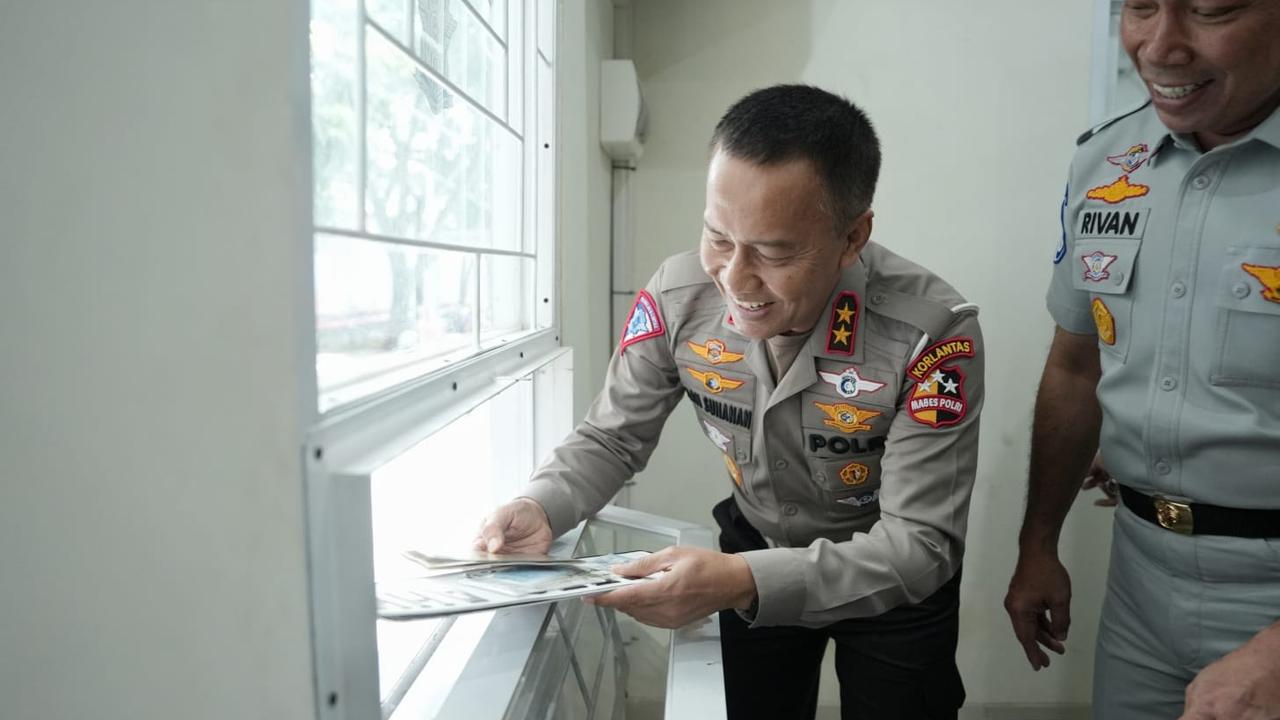 Kepala Korps Lalu Lintas (Kakorlantas) Polri Irjen Pol Aan Suhanan mengklaim, keberadaan Samsat Digital mampu memangkas waktu pengurusan administrasi kendaraan bermotor.