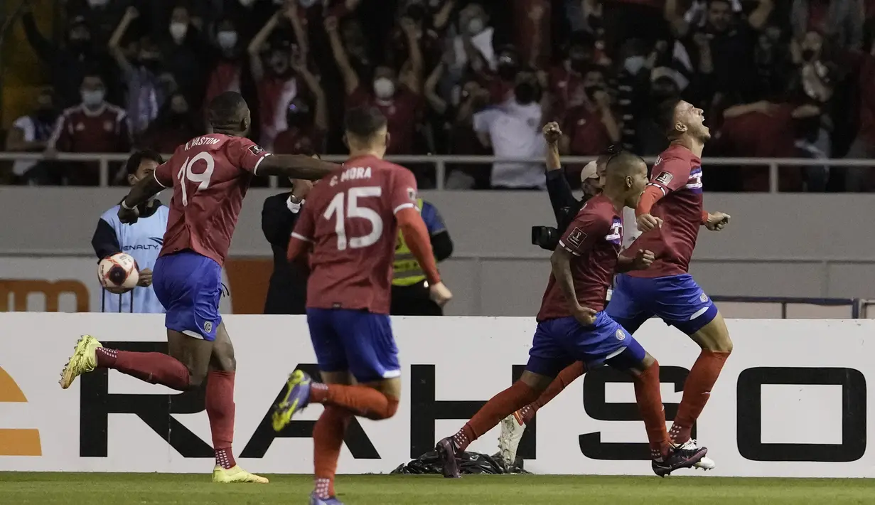Gol pertama Kosta Rika ke gawang Amerika Serikat dicetak bek Juan Pablo Vargas (kanan) pada menit ke-51. (AP/Moises Castillo)