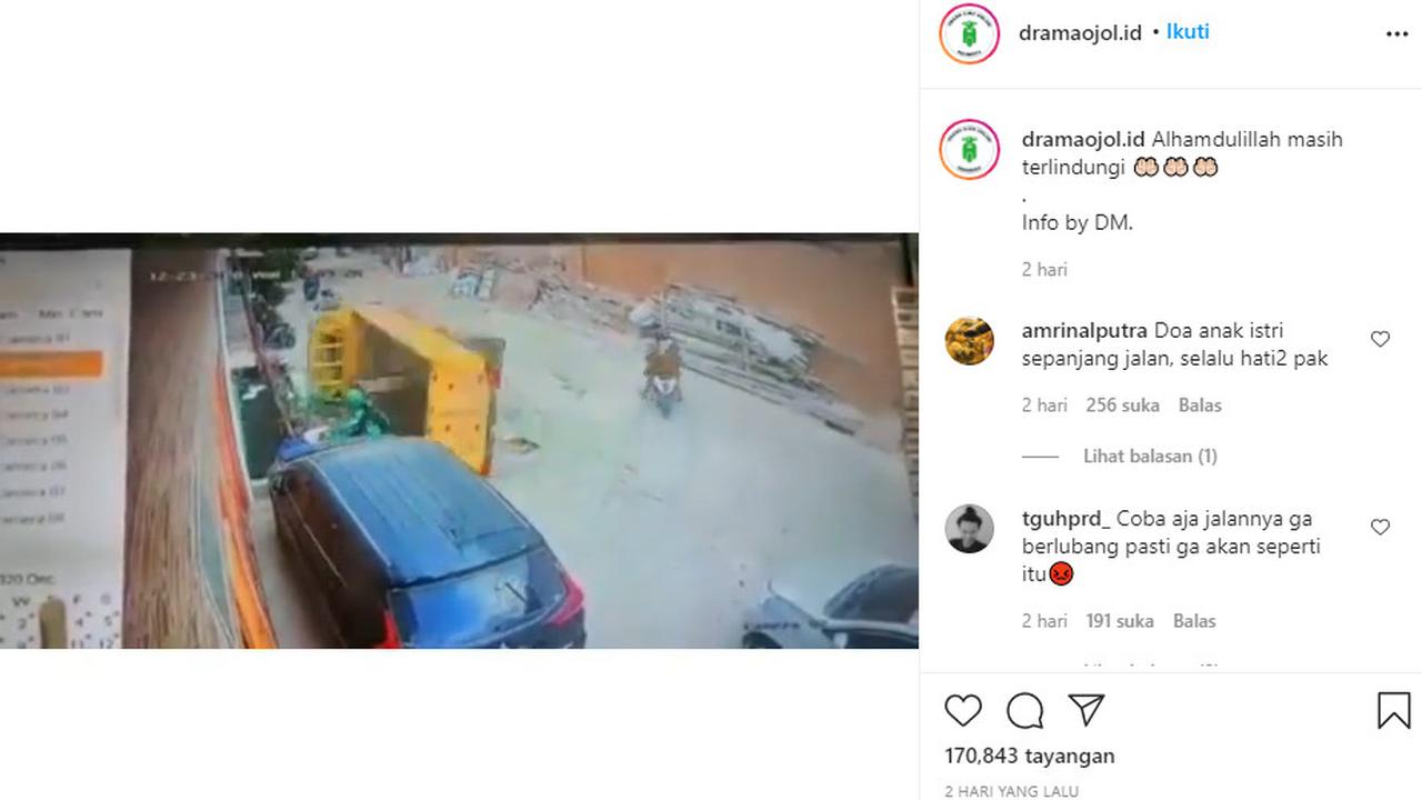 Dari rekaman yang dibagikan akun Instagram  @dramaojol.id, terlihat sebuah truk membawa alat berat di bagian belakang kendaraannya.