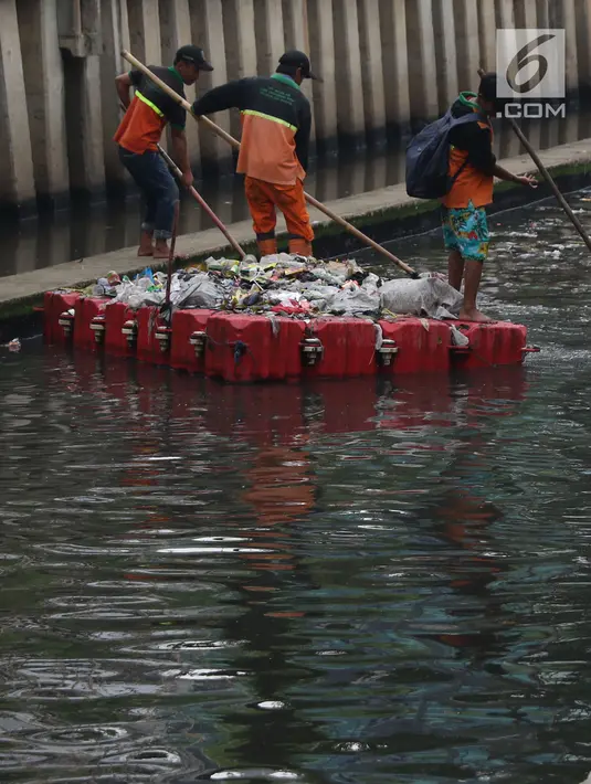 Petugas UPK Badan Air Dinas Lingkungan Hidup DKI Jakarta beraktivitas membersihkan sampah di Kali Cideng, Jakarta, Jumat (9/11). Pembersihan untuk mencegah terjadinya penumpukan sampah saat musim hujan di Jakarta. (Liputan6.com/Helmi Fithriansyah)