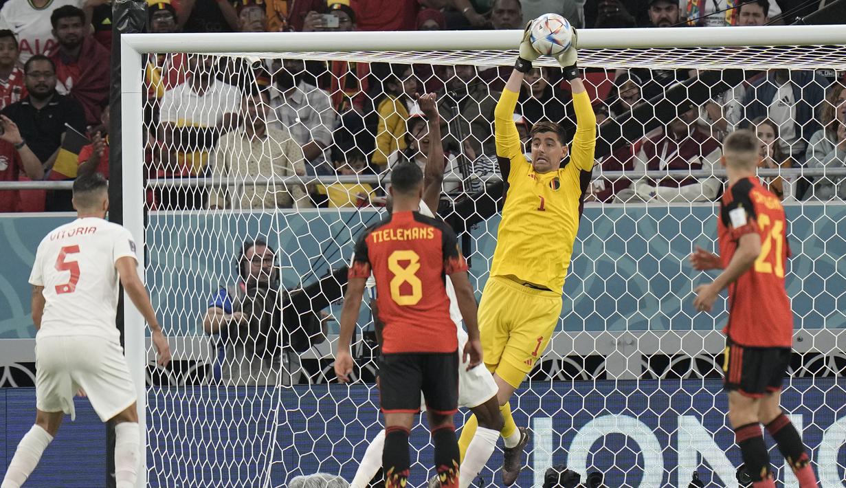 Beruntung bagi Belgia memiliki kiper berpengalaman Thibaut Courtois. Ia menjadi tembok tangguh skuad berjuluk De Rode saat matchday perama Grup F Piala Dunia 2022 melawan Kanada. (AP/Hassan Ammar)