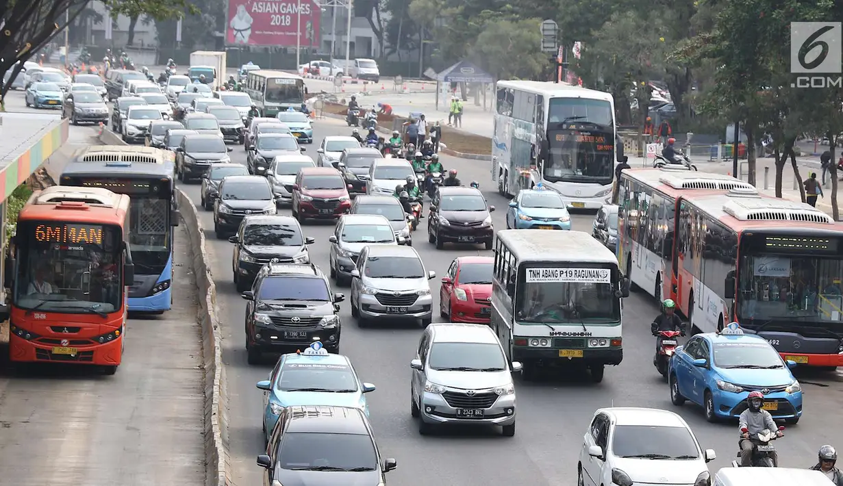 Bus Kopaja melintas di Jalan Sudirman, Jakarta, Rabu (25/7). Wagub DKI Sandiaga Uno melarang angkutan umum seperti Kopaja dan Metromini melewati jalan protokol saat Asian Games 2018 untuk mengurangi kemacetan dan polusi. (Liputan6.com/Immanuel Antonius)