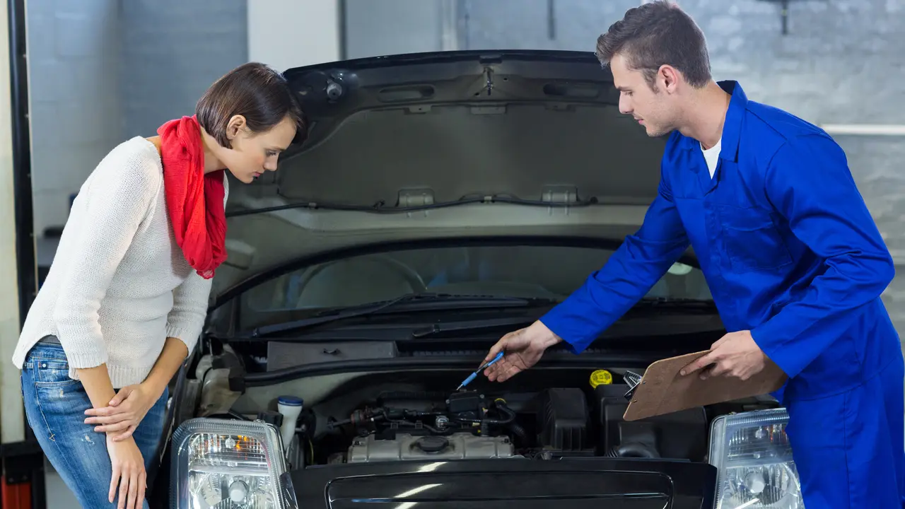 Ilustrasi servis, cek mesin, mobil