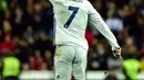 Gelandang Real Madrid, Cristiano Ronaldo melakukan selebrasi usai mencetak gol ke gawang Real Betis pada lanjutan La Liga Spanyol di Stadion Bernabeu, Madrid, (13/3). Real Madrid menang atas Real Betis dengan skor 2-1. (AFP Photo / Gerard Julien)
