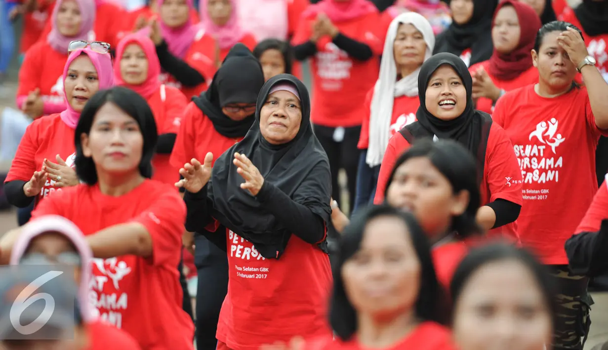 Ekpresi sejumlah peserta saat mengikuti senam bersama yang digelar Persani di Plaza Selatan Gelora Bung Karno (GBK), Minggu (5/2). Dalam kegiatan ini senam poco-poco dan zumba juga menjadi gerakan yang dilakukan. (Liputan6.com/Yoppy Renato)