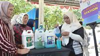 U-Refill Station pada Bank Sampah Induk Gesit di Menteng Pulo, Jakarta Selatan pada acara "Media Gathering HPSN 2024: Peringati Hari Peduli Sampah Nasional 2024, Unilever Indonesia Kupas Tuntas Peranan Bank Sampah yang Kian Lengkap dengan Inovasi U-Refill," Senin, 4 Maret 2023. (dok. Tim Unilever)