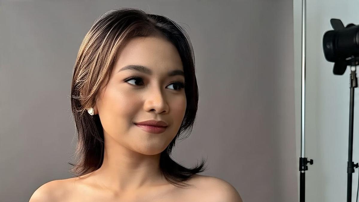 9 Model Rambut Belah Tengah untuk Wanita, Tampil Menawan &amp; Percaya Diri
