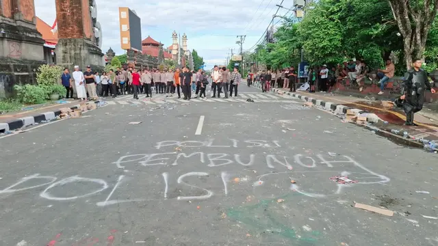 Aksi unjuk rasa yang dilakukan oleh ratusan orang yang terdiri dari sejumlah aliansi, ojek online (ojol) dan pelajar SMA serta mahasiswa berakhir ricuh di depan Markas Polda Bali, Sabtu (30/8/2025).