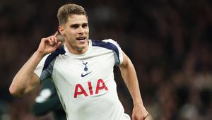 Selebrasi&nbsp;Micky van de Ven dalam laga Liga Champions&nbsp;antara Tottenham vs FC Copenhagen, Rabu (5/11/2025). (AP Photo/Ian Walton)