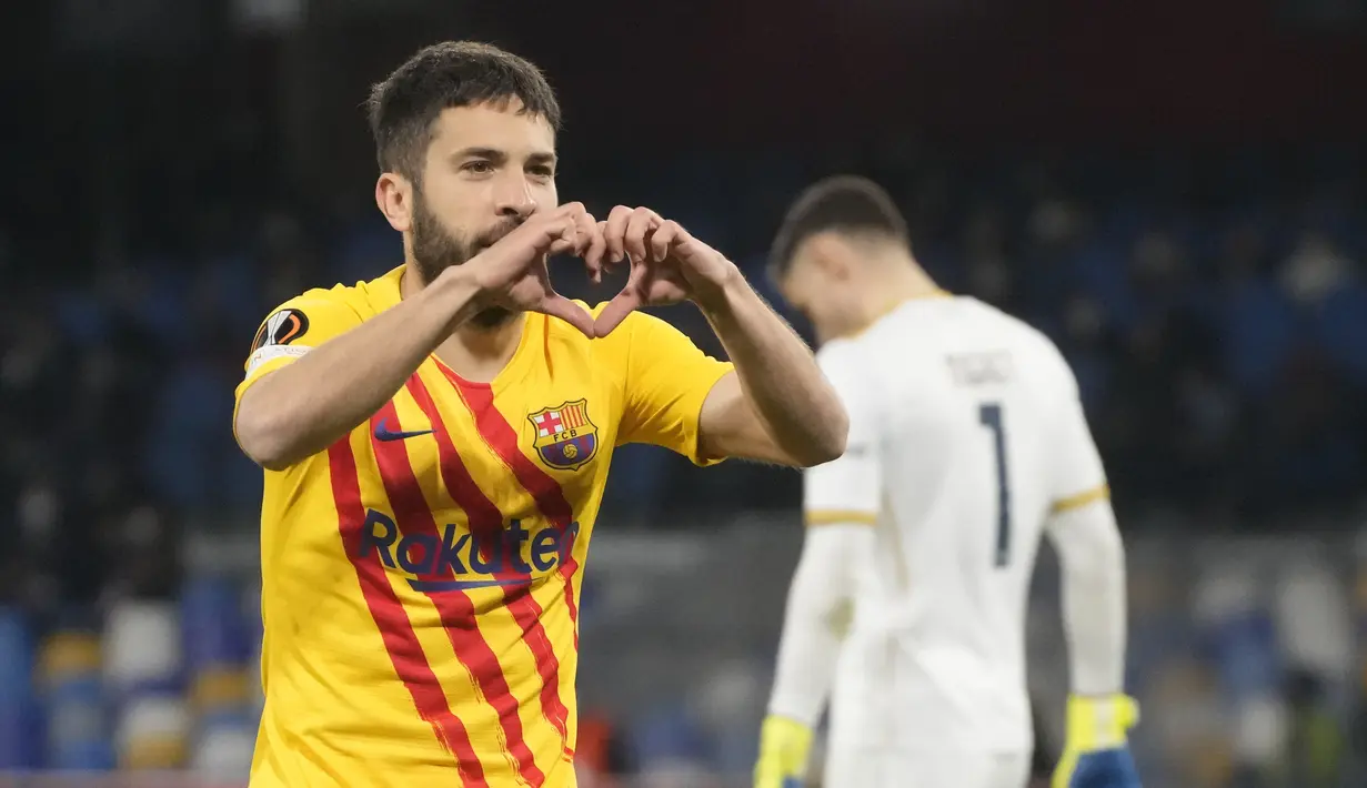 Bek Barcelona Jordi Alba berselebrasi setelah mencetak gol ke gawang Napoli pada play-off fase gugur Liga Europa 2021/2022 di Stadion Diego Armando Maradona, Jumat (25/2/2022) dini hari WIB. Barcelona melaju ke babak 16 besar usai menang telak 4-2 di kandang Napoli. (AP Photo/Gregorio Borgia)