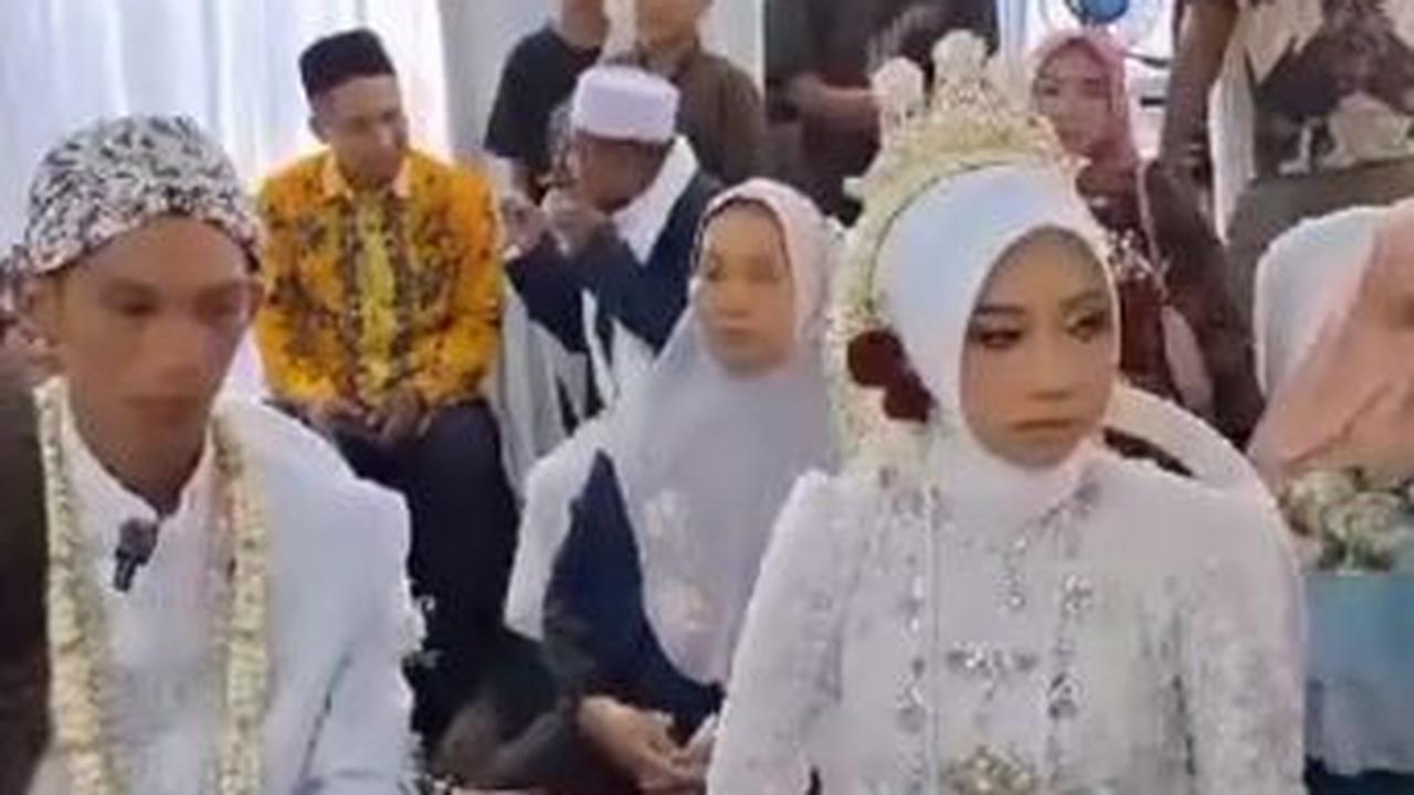 Video diawali dengan momen sesaat jelang ikrar ijab qabul. Di hadapan penghulu dan para tamu, kedua mempelai telah hadir.