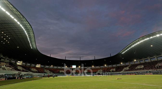 Suasana Stadion Pakansari, Bogor, saat Indonesia melawan Vietnam dalam laga leg pertama semifinal Piala AFF 2016 di Stadion Pakansari, Bogor, Sabtu (3/12/2016). (Bola.com/Peksi Cahyo)