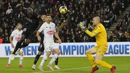 Gelandang Paris Saint-Germain (PSG) Danilo Pereira mencetak gol pembuka untuk timnya ke gawang Angers pada pekan ke-10 Ligue 1 Prancis 2021/2022 di Parc des Princes, Sabtu (16/10/2021) dini hari WIB. PSG memastikan kemenangan 2-1 lewat gol penalti Kylian Mbappe. (AP Photo/Francois Mori)