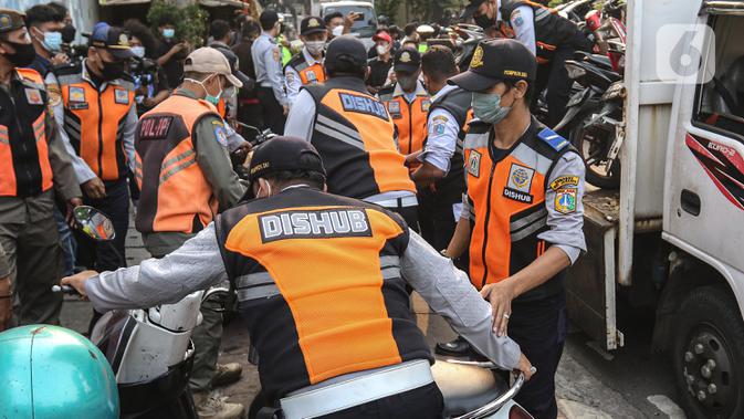 Parkir Sembarangan di Glodok? Siap-Siap Pentil Motor Dicabut!