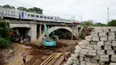 Suasana jalur dua rel ganda atau double-double track (DDT) Manggarai-Cikarang, Jakarta, Jumat (13/1). Kemenhub juga meminta  agar area yang menjadi lokasi pembangunan ditertibkan. (Liputan6.com/Gempur M Surya)