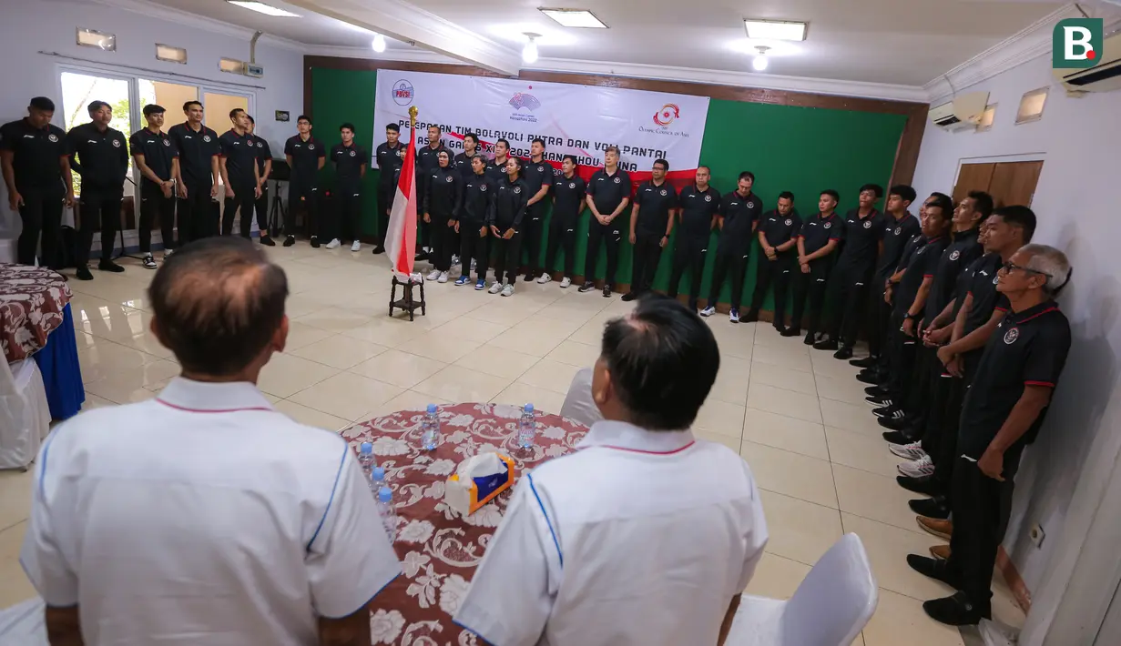 <p>Seluruh pemain dan pelatih Timnas Bola Voli Indonesia menyanyikan mars PBVSI saat pelepasan Timnas Bola Voli Indonesia untuk Asian Games 2022 Hangzhou di Padepokan Voli Jenderal Kunarto, Sentul, Bogor, Kamis (14/09/2023). (Bola.com/Bagaskara Lazuardi)</p>