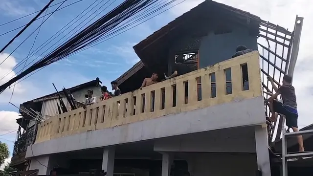 Sejumlah warga berusaha memadamkan api yang membakar salah seorang rumah warga pada peristiwa kebakaran di Pasir Gunung Selatan, Depok. (Liputan6.com/Dicky Agung Prihanto)