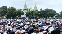 Umat islam di Maumere, Kabupaten Sikka saat menggelar sholat ied di hadapan gereja Kristen (Liputan6.com/Ola Keda)