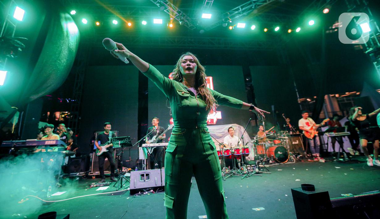"Masih mau lagi, mau lagu? Kasih tepuk tangan dulu buat Festival 6 mudah-mudahan ada lagi tahun depan," ujar Inul dari atas panggung. (Liputan6.com/Faizal Fanani)