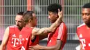Gelandang Bayern Munchen, Rafinha, tampak berbincang santai dengan David Alaba saat latihan perdana di Munchen, Rabu (12/7/2017). (EPA/Lukas Barth)