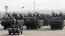 Tentara Myanmar melakukan parade dengan membawa kendaraan militer untuk memperingati Hari Angkatan Bersenjata di ibukota Myanmar , Naypyitaw 27 Maret 2016. (REUTERS / Soe Zeya Tun)