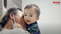 Momen gemas Sule saat bermain dengan putranya, Baby Adzam yang sedang berada di rumah Nathalie Holscher. (Foto: YouTube SULE FAMILY) - 3