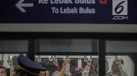 Warga menaiki kereta MRT di pintu masuk Stasiun MRT Bundaran HI, Jakarta, Minggu (24/3). Moda Raya Terpadu (MRT) Jakarta Fase 1 dengan rute Bundaran HI - Lebak Bulus resmi beroperasi. (Liputan6.com/Faizal Fanani)