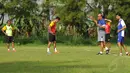 Instruktur pelatih AFC, Narayanan Sivaji Nair (kedua kanan) memberikan materi kepelatihan kepada 24 pelatih lokal yang mengikuti kursus kepelatihan lisensi B AFC di Sawangan, Depok, Jawa Barat (5/12/2014). (Liputan6.com/Helmi Fithriansyah)