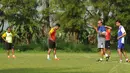 Instruktur pelatih AFC, Narayanan Sivaji Nair (kedua kanan) memberikan materi kepelatihan kepada 24 pelatih lokal yang mengikuti kursus kepelatihan lisensi B AFC di Sawangan, Depok, Jawa Barat (5/12/2014). (Liputan6.com/Helmi Fithriansyah)