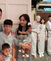 Tanpa warna burgundy, berikut parade baju Lebaran sarimbit dari keluarga artis. Mulai dari Nagita Slavina hingga Ayu Ting-Ting [@raffinagita1717 @ayutingting92]
