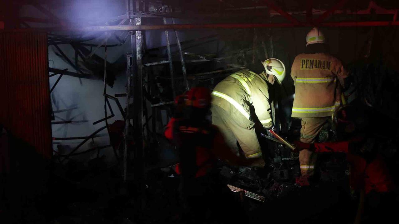 FOTO: Api Lahap Pasar Taman Puring, 500 Kios Hangus Terbakar