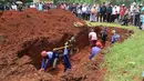 Proses penggalian jelang pemakaman korban kecelakaan Tanjakan Emen di Tempat Pemakaman Umum (TPU) Legoso, Tangerang Selatan, Banten, Minggu (11/2). Korban tewas merupakan rombongan Koperasi Permata Ciputat. (Liputan6.com/JohanTallo)