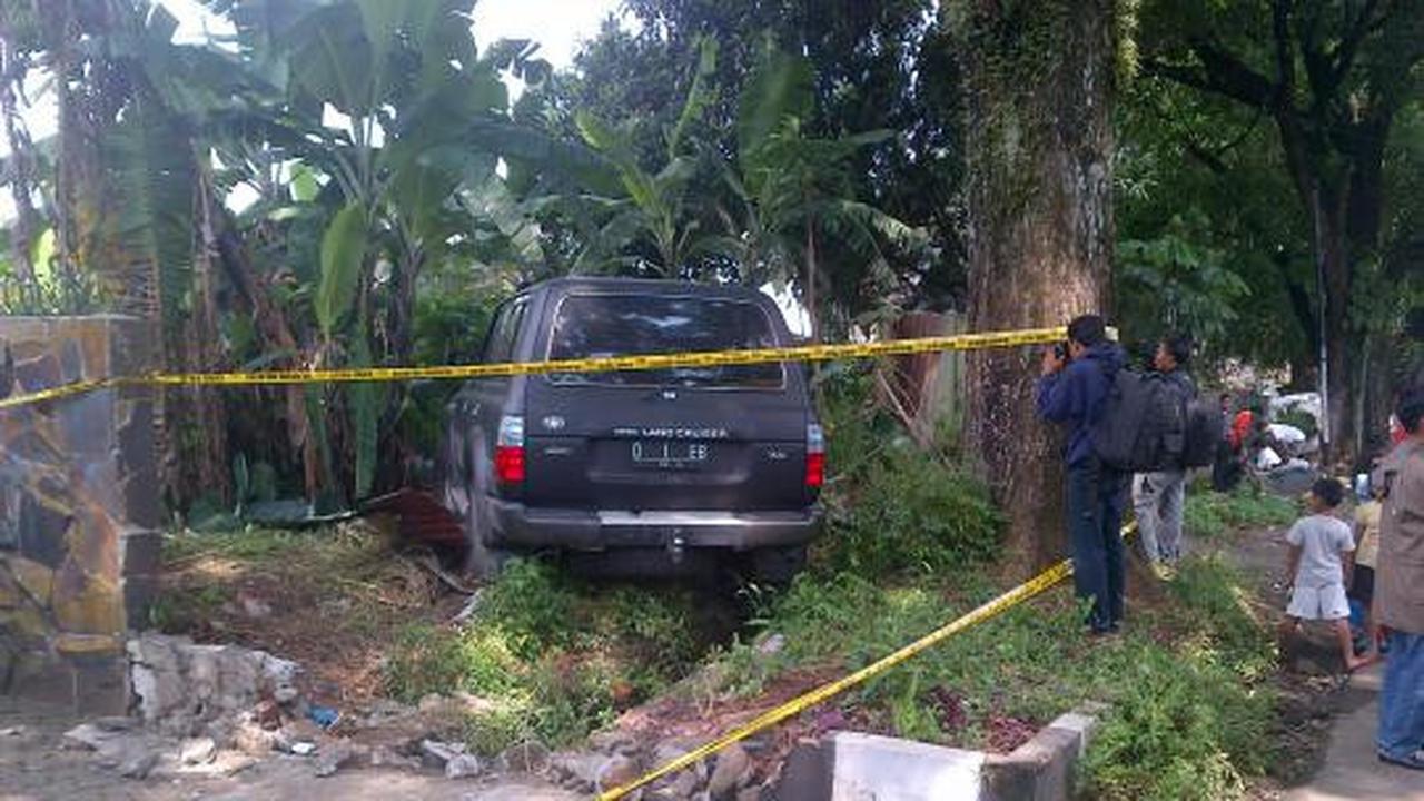 Pengusaha ditembak hingga tewas, mobil tabrak pembatas