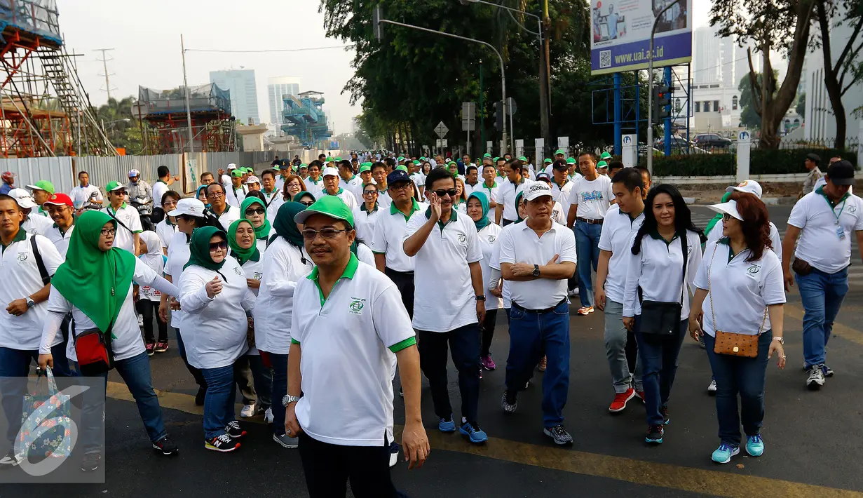 Menteri Agraria dan Tata Ruang, Ferry Musyidan Baldan saat mengikuti jalan santai dalam memperingati Hari Agraria Nasional dan Tata Ruang 2015 di Jalan Sisingamaraja, Jakarta Selatan, Minggu (27/9/2015). (Liputan6.com/Yoppy Renato)