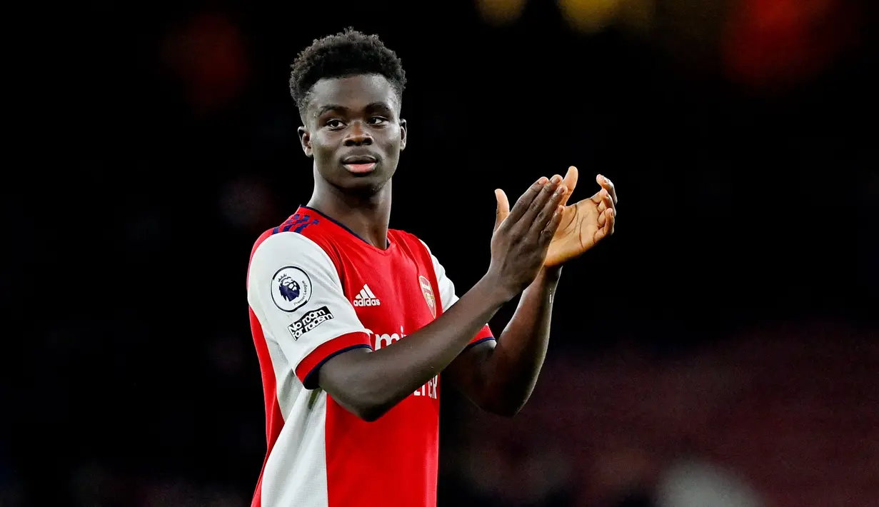 Bukayo Saka - Gelandang serba bisa ini adalah sosok kunci di tim Inggris asuhan Gareth Southgate yang menjadi runner-up di Euro 2020 lalu. Namun sayang, talenta muda ini hanya mendapat bayaran 30 ribu Pounds perpekan dari Arsenal. (AFP/Glyn Kirk)
