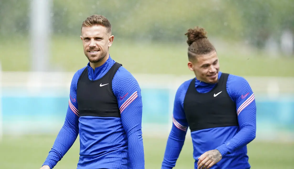 Gelandang Inggris, Jordan Henderson dan Kalvin Phillips tiba menghadiri sesi latihan di St George's Park, Burton upon Trent, Inggris, Sabtu (10/7/2021).  Inggris akan bertanding melawan Italia pada final Euro 2020 di Stadion Wembley. (AP Photo/Dave Thompson)