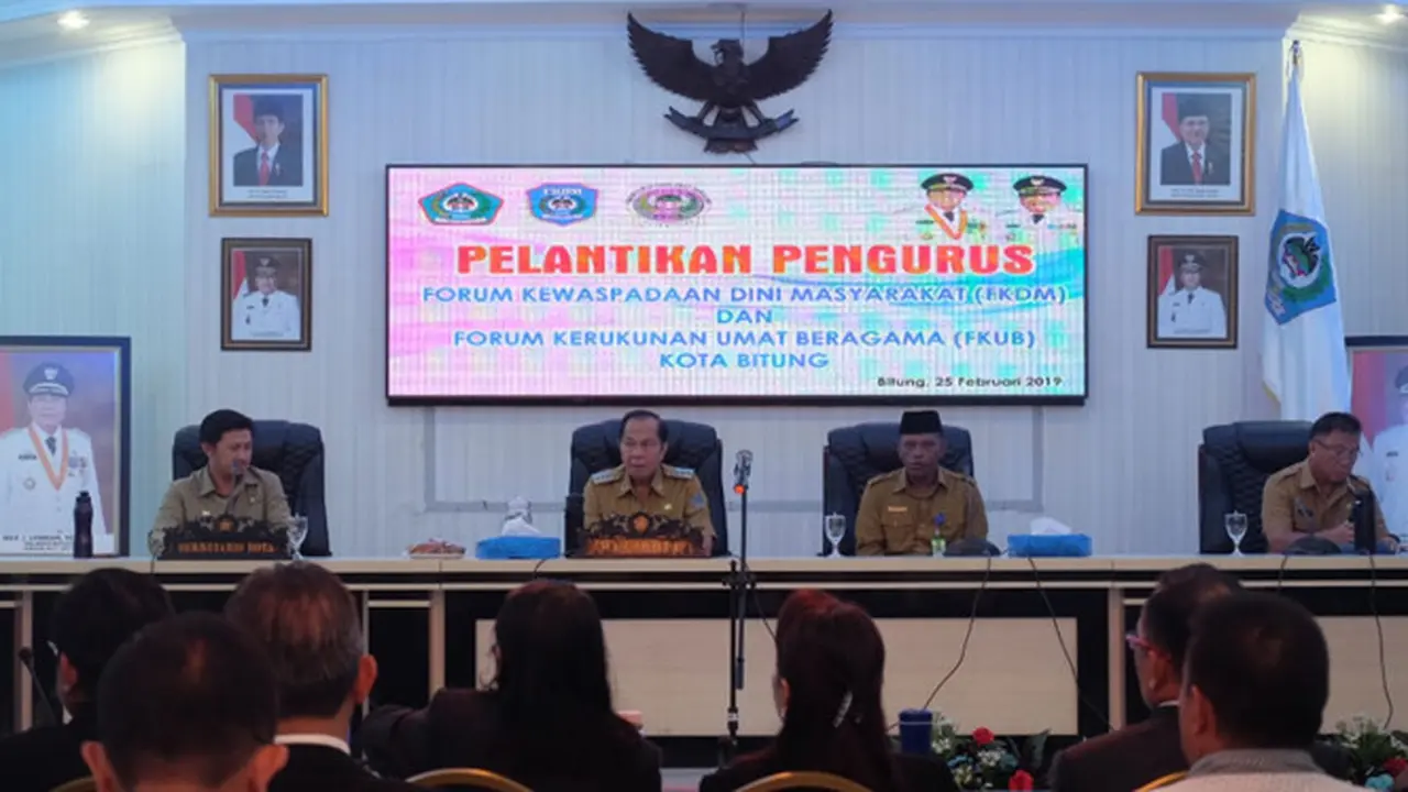 Wali Kota Bitung Maximiliaan Lomban Lantik Pengurus FKUB dan FKDM Kota Bitung