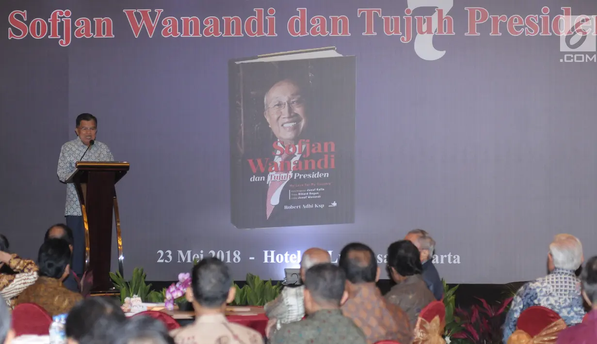 Wakil Presiden, Jusuf Kalla memberi sambutan pembuka bedah buku Sofjan Wanandi dan Tujuh Presiden di Jakarta, Rabu (23/5). Buku ini mengisahkan perjalanan hidup aktivis 1966 dan pengusaha, Sofjan Wanandi. (Liputan6.com/Helmi Fithriansyah)