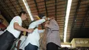Sebagai simbol dukungan, Jokowi diberikan sebuah tas yang biasa digunakan ibu-ibu di Papua untuk membawa hasil panen sayur atau buah yang dinamakan noken, Jayapura, Kamis (5/6/14). (Liputan6.com/Herman Zakharia)