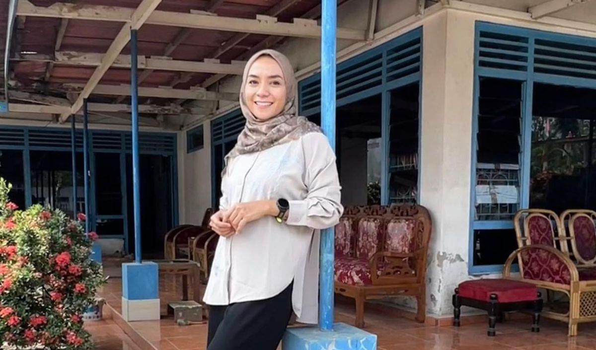 Enno Lerian mengabadikan foto di kampung halaman. Dia berfoto dengan latar rumah Mbak sang ibu.&nbsp;
