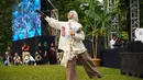 Jadi cewek bumi, Feby kemeja oversized dengan collar vest brukat. Dipadukan dengan brown jeans dan aksen brukat di pinggang [@fbyputrinc]