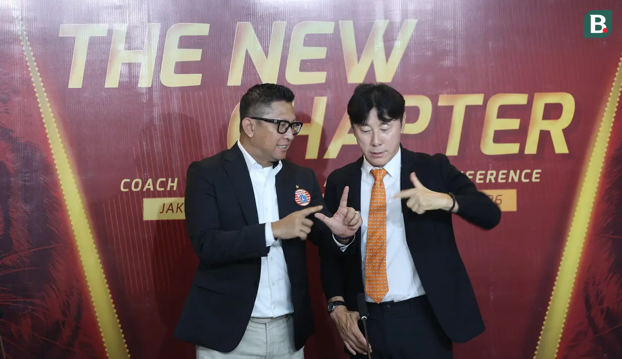 Presiden Persija Jakarta, Mohamad Prapanca, mengajarkan Shin Tae-yong untuk membentuk simbol The Jakmania dalam konferensi pers di Jakarta International Stadoum (JIS), Jakarta Utara, pada Senin (8/6/2026). (Bola.com/M Iqbal Ichsan)