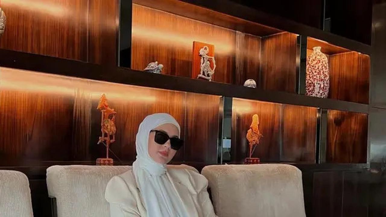 5 Gaya Kasual Andalan Paula Verhoeven yang Kini Sudah Berhijab, Bisa Jadi Inspirasi Outfit Harian