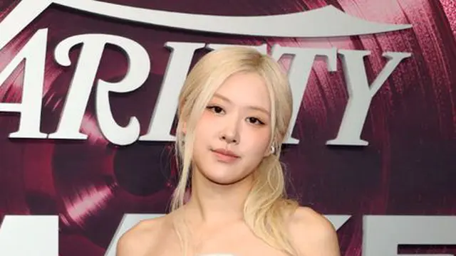 Rosé BLACKPINK Jadi K-Pop Idol Pertama Menangkan Variety Global Hitmaker of the Year 2025, Tampil Memukau dalam White Dress